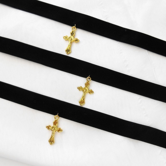 New Velvet Cross Choker - Picture 5 of 8